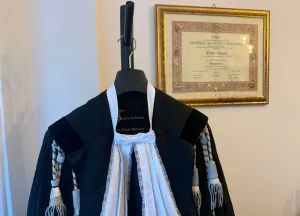 Toga forense e diploma di laurea